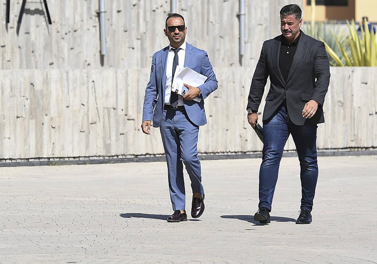 Rayco González, a la derecha, en compañía de su abogado Rachid Mohamed.