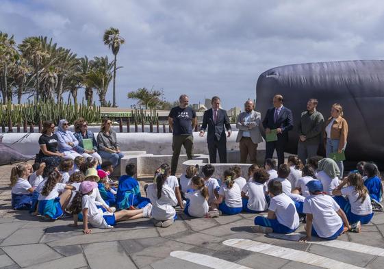 Un grupo de escolares durante una visita guiada a la exposición.