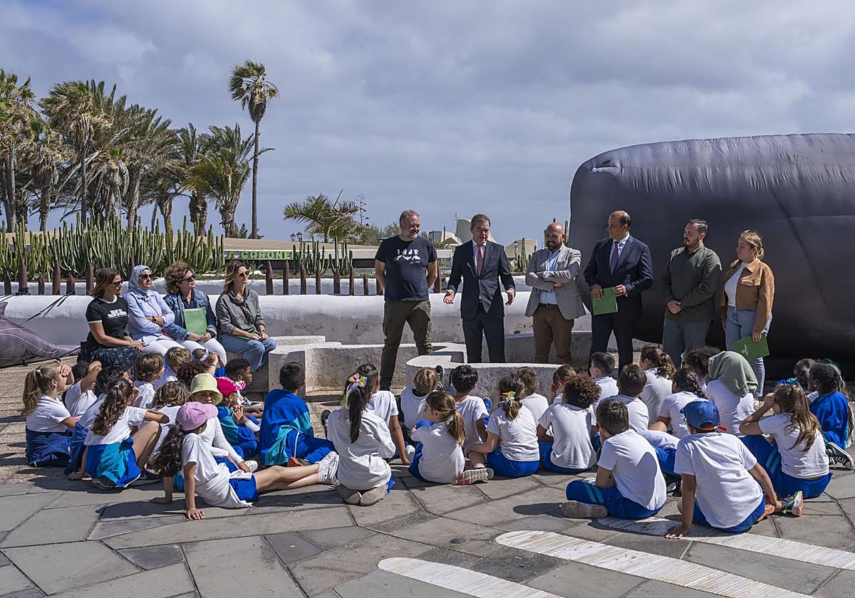 Un grupo de escolares durante una visita guiada a la exposición.