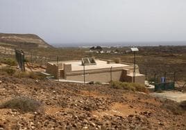 Depósito de agua en Órzola objeto de polémica.