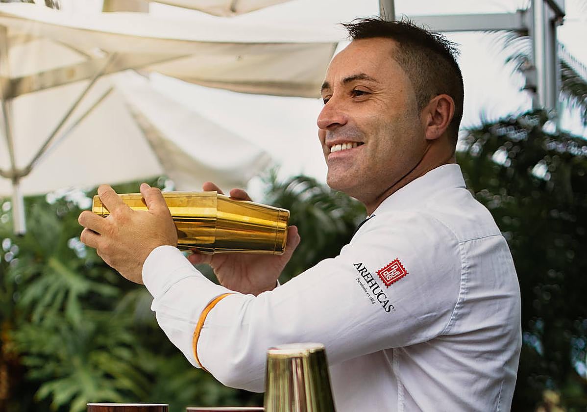 Óscar Lafuente, elaborando un cóctel en una imagen de archivo.