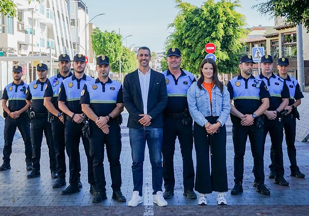 El alcalde Isaí Blanco, la edil Alexandra Martín, el subinspector Jorge Fleitas y los nuevos agentes locales.