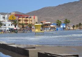 La torre de vigilancia playera y el parque infantil de Gran Tarajal, anegados por las mareas vivas.