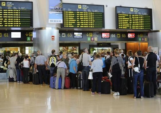 Turistas en el Aeropuerto de Gran Canaria.