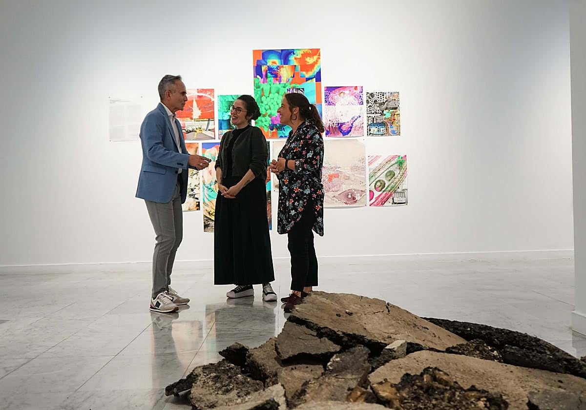 El viceconsejero de Cultura del Gobierno de Canarias, Horacio Umpiérrez, charla con las comisarias Dalia de la Rosa y Lola Barrena.