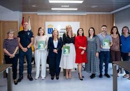 Esther Monzón, en el centro, con el equipo que participó en la elaboración del documento