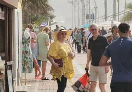 La calima envuelve a Las Canteras en Las Palmas de Gran Canaria.