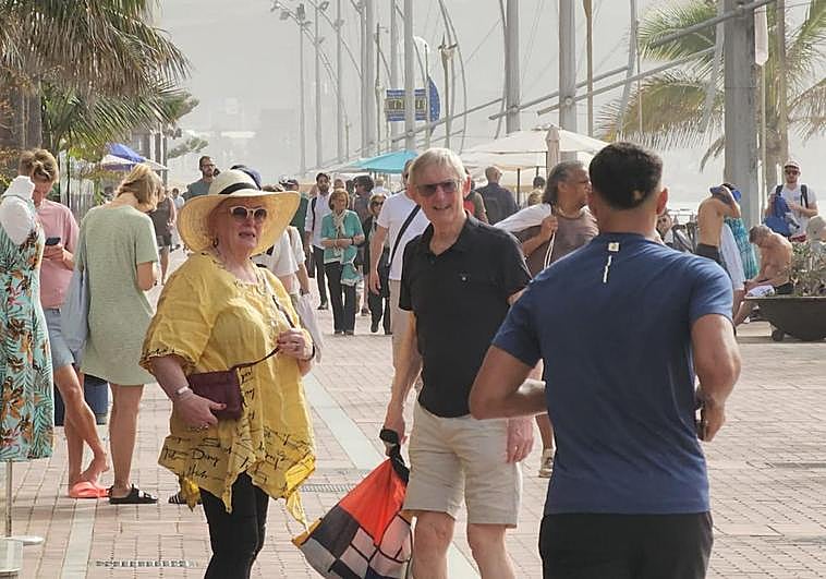La calima envuelve a Las Canteras en Las Palmas de Gran Canaria.