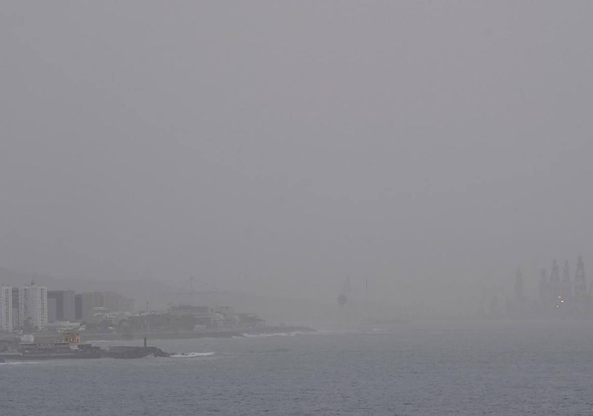 Imagen principal - Imágenes de la calima este jueves en Las Palmas de Gran Canaria