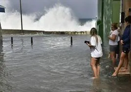 El barrio marinero de San Cristóbal, en la capital grancanaria, inundado durante la jornada de este miércoles.