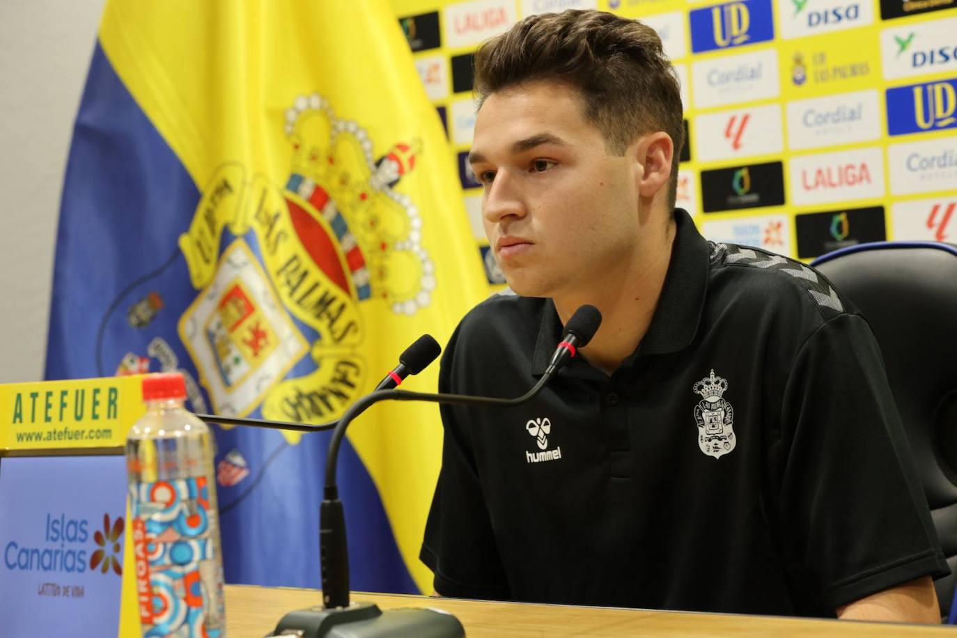 El jugador de la UD Mika Mármol, ante los medios.