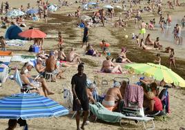 Chapuzón en Las Canteras para combatir el calor