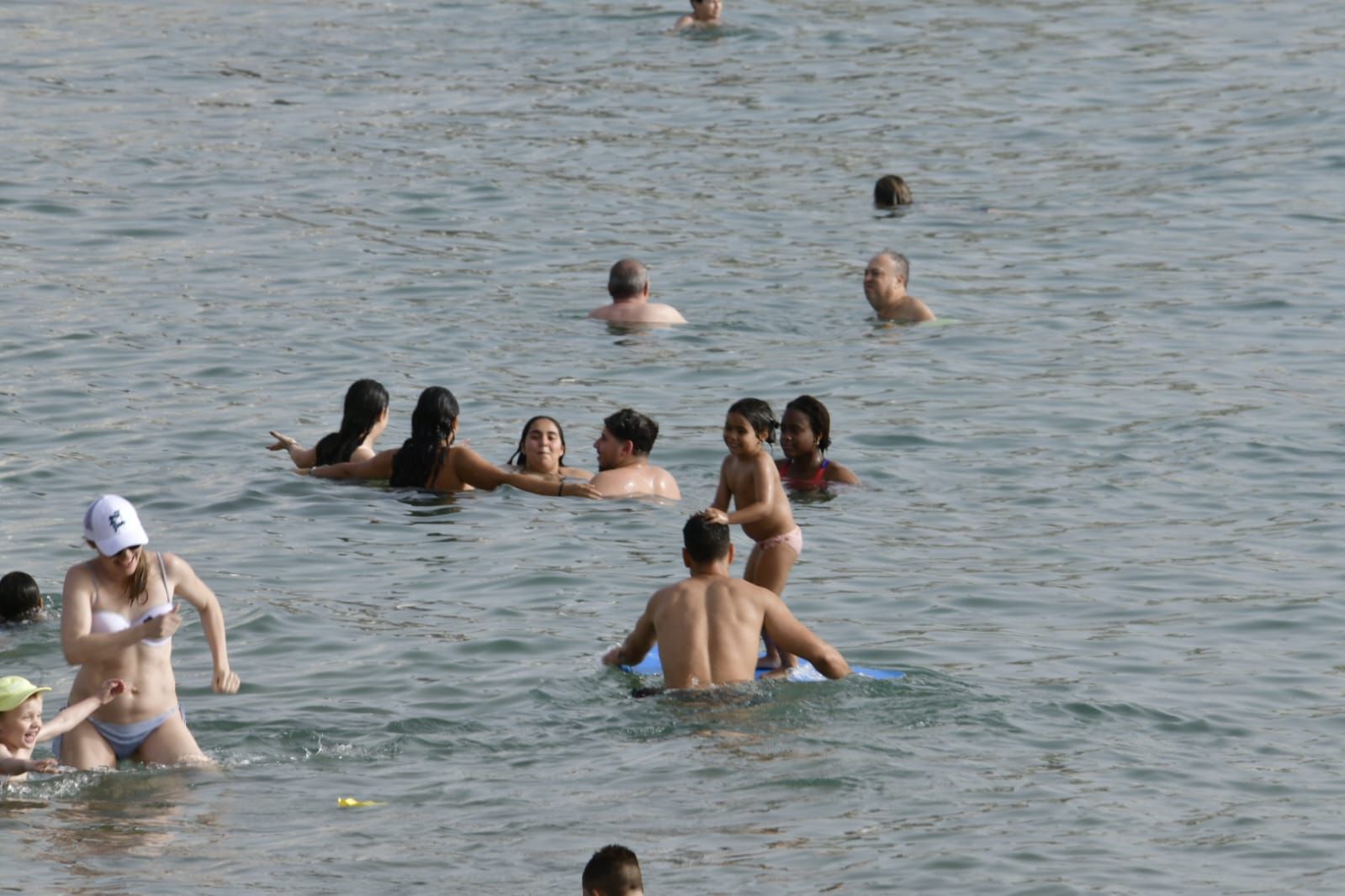 Chapuzón en Las Canteras para combatir el calor