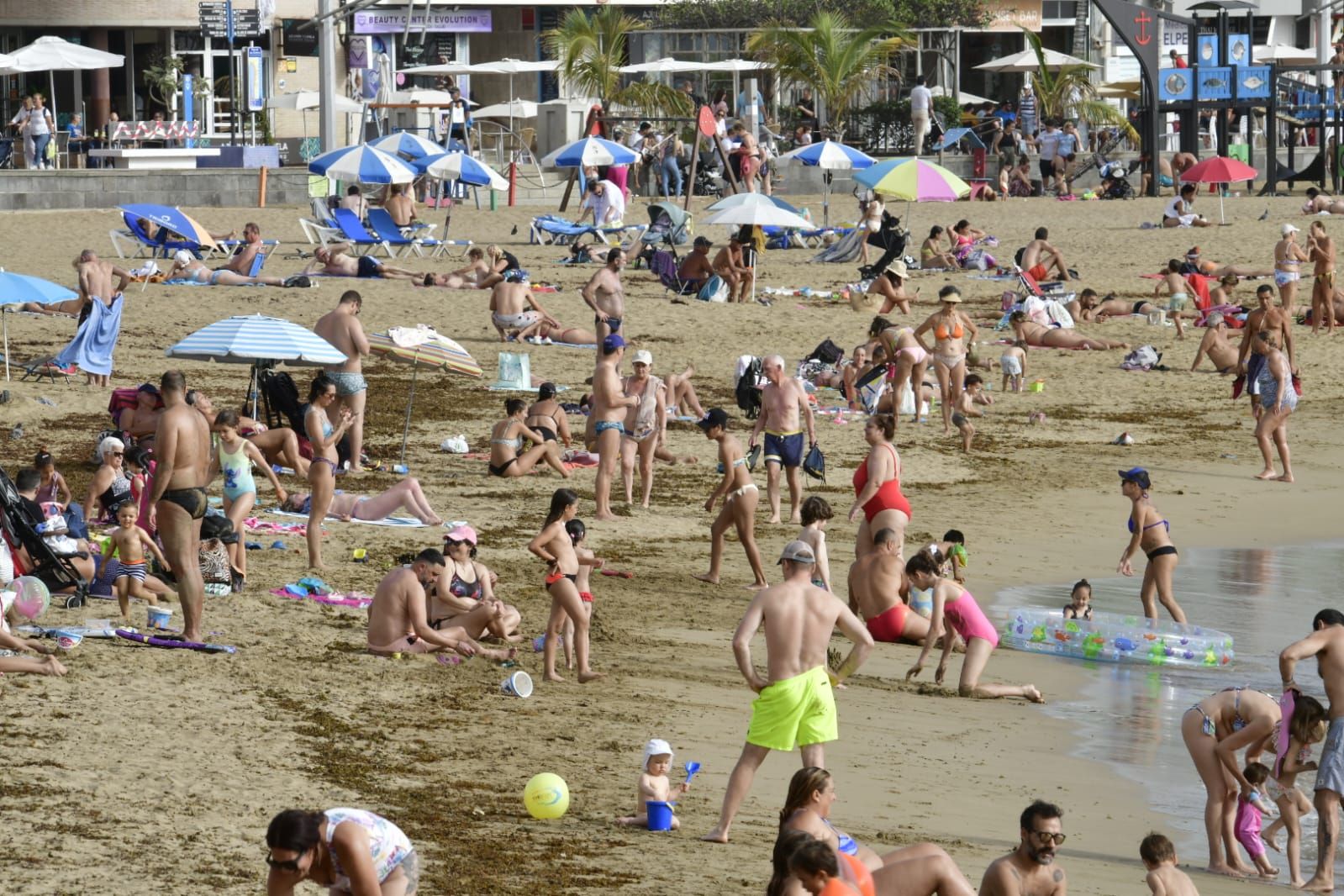 Chapuzón en Las Canteras para combatir el calor