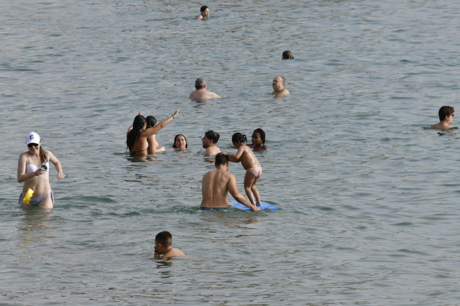 Chapuzón en Las Canteras para combatir el calor