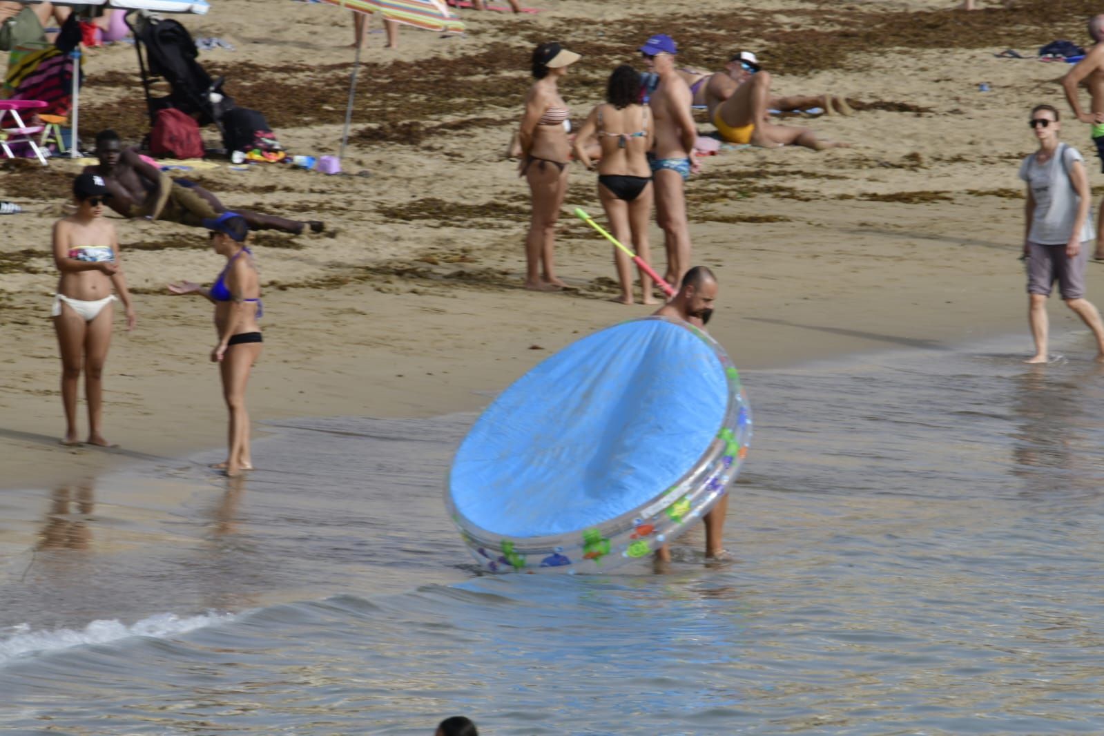 Chapuzón en Las Canteras para combatir el calor