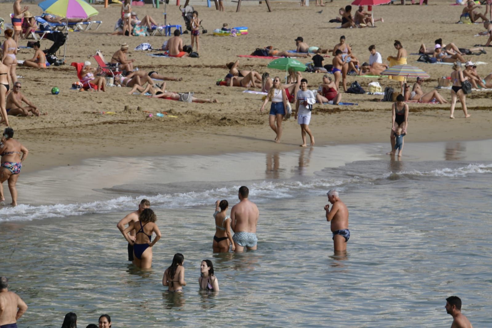Chapuzón en Las Canteras para combatir el calor