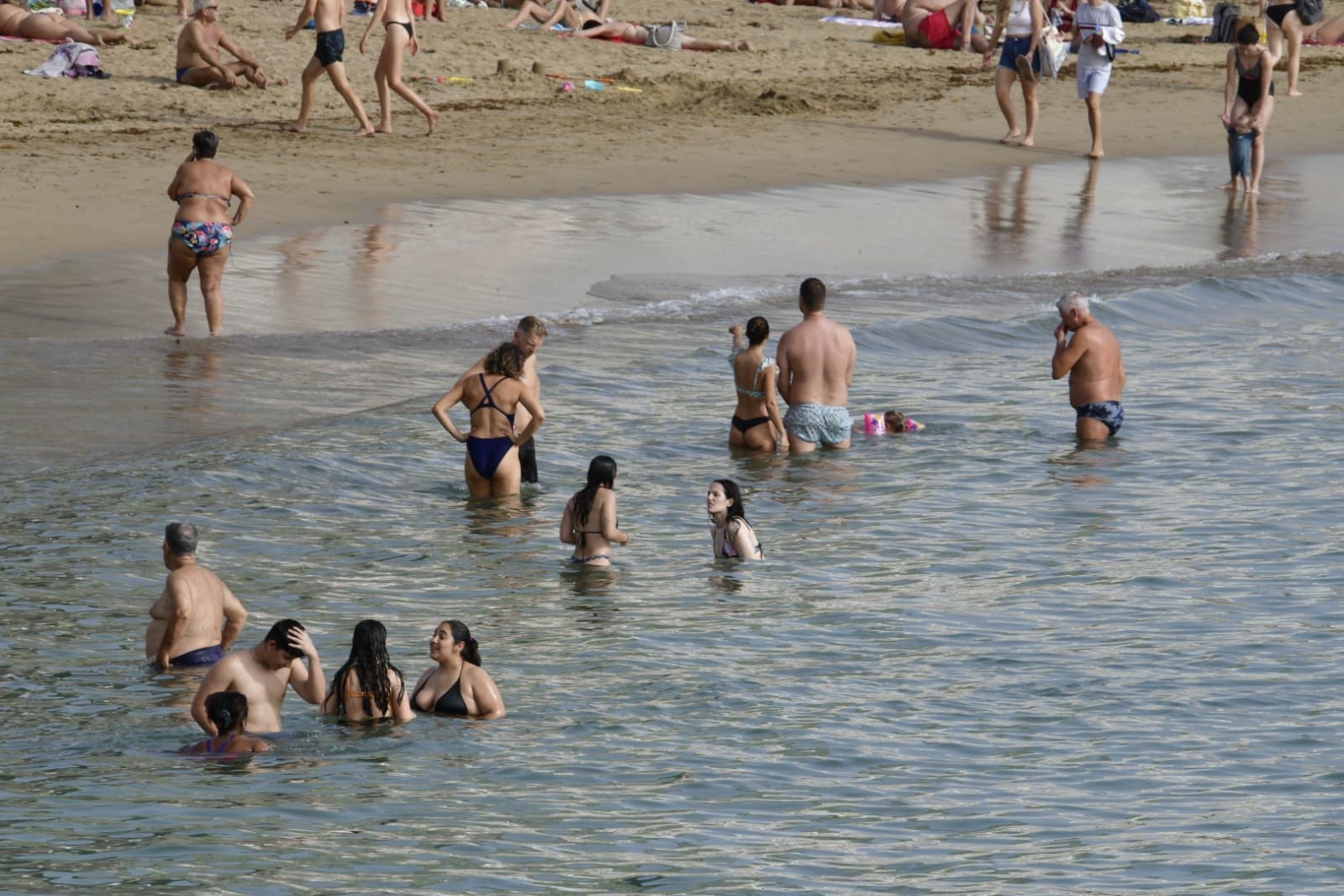 Chapuzón en Las Canteras para combatir el calor