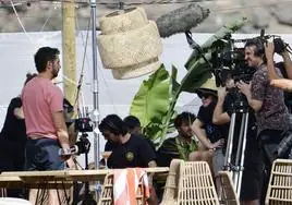 Paco León, en la playa de Las Burras el pasado mes de febrero, durante el rodaje de 'Sin instrucciones', de Marina Seresesky.