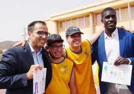 El viceconsejero de la Actividad Física y Deportes del Gobierno de Canarias, Ángel Sabroso (izquierda) y el presidente del CB Gran Canaria, Sitapha Savané, junto con algunos jóvenes del Proyecto Suma.