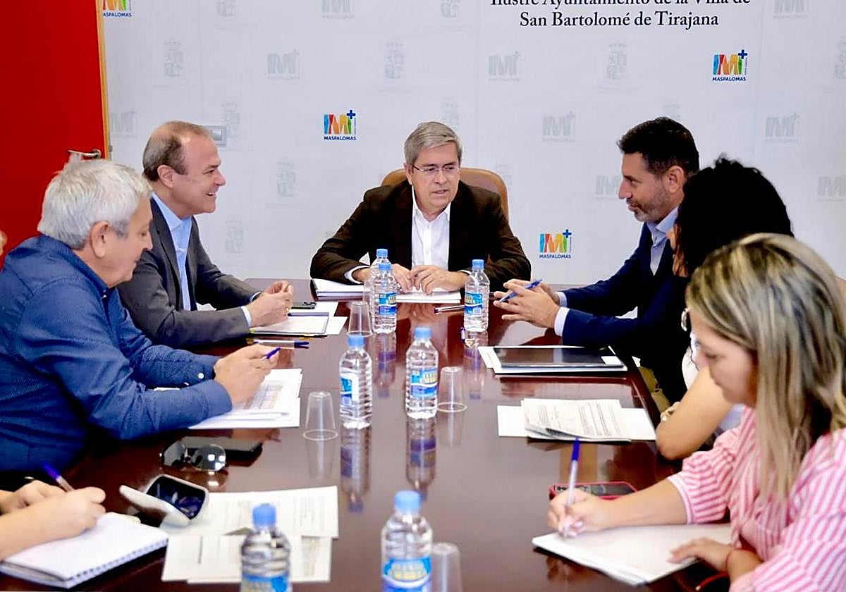 Marco Aurelio Pérez, al fondo, flanqueado por Augusto Hidalgo (en la foto, a la izquierda) y Alejandro Marichal (a la derecha).