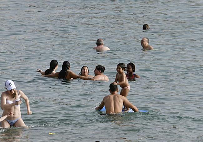 Los baños en el mar son siempre una forma de combatir el calor reinante.