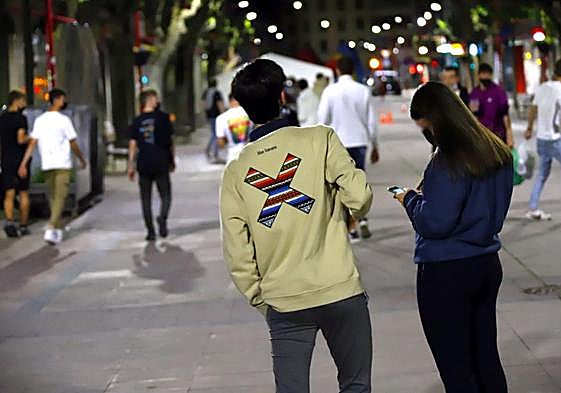 Imagen de archivo de un grupo de jóvenes durante la pandemia.