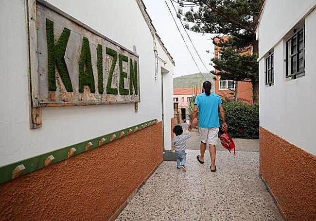 Un padre acompaña a su hijo a las aulas del colegio de Tafira.