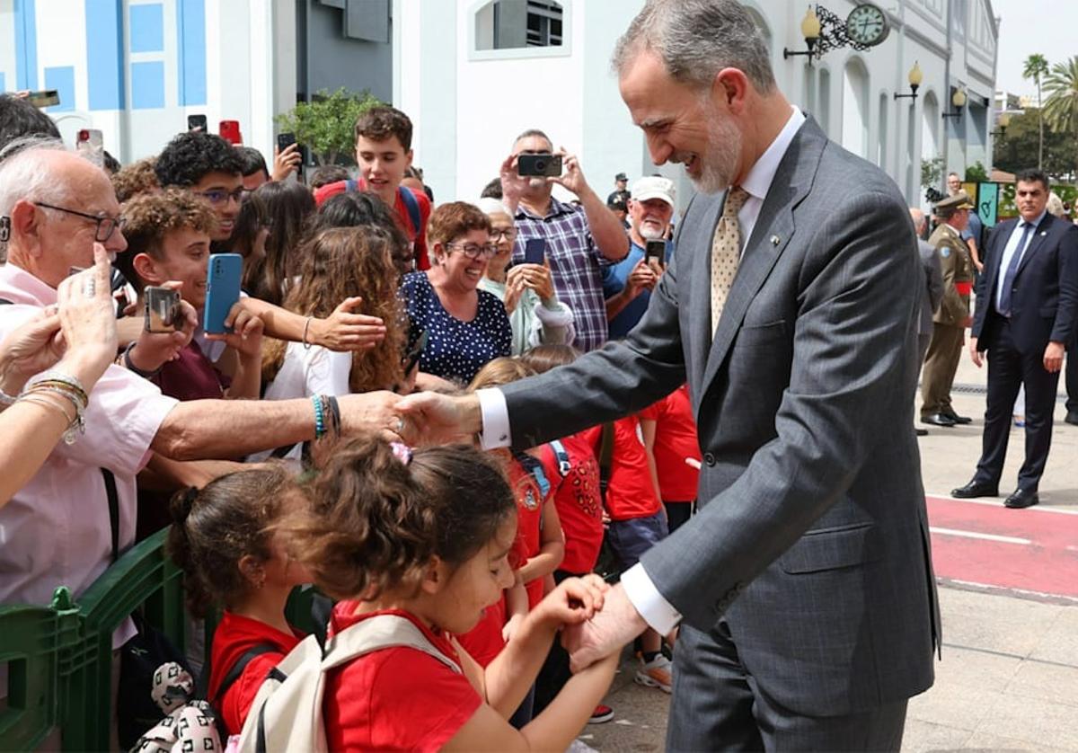 Una niña pellizca a don Felipe durante su visita a Gran Canaria para asegurarse que es de carne y hueso