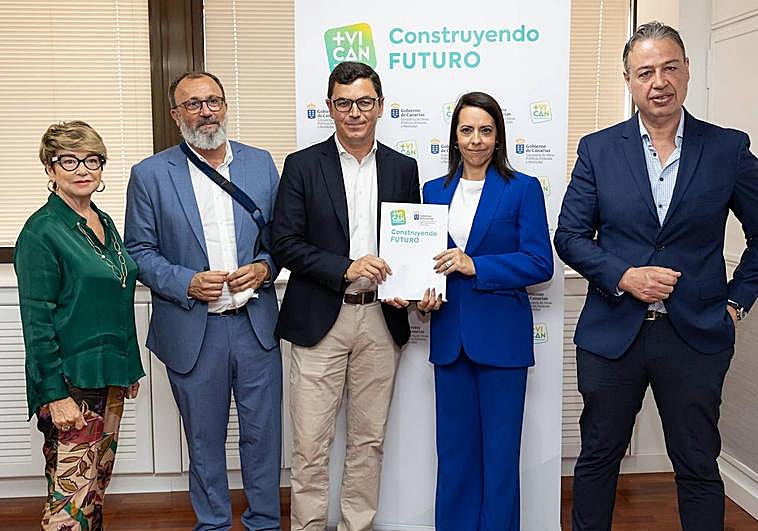 María de la Salud Gil, a la izquierda, junto a Francisco García, PabloRodríguez, Shaila Cogolludo, y Antonio Ortega