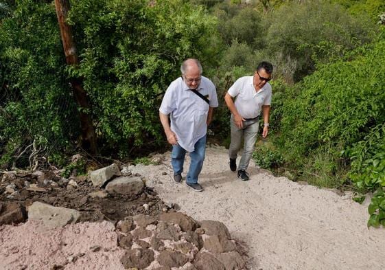 Miguel Almeida y Benito Monagas, en la parte del camino que ha hormigado el impulsor de una obra privada.