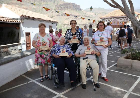 Foto de las cinco mujeres qué fueron homenajeadas en la I Feria Mujer Rural.