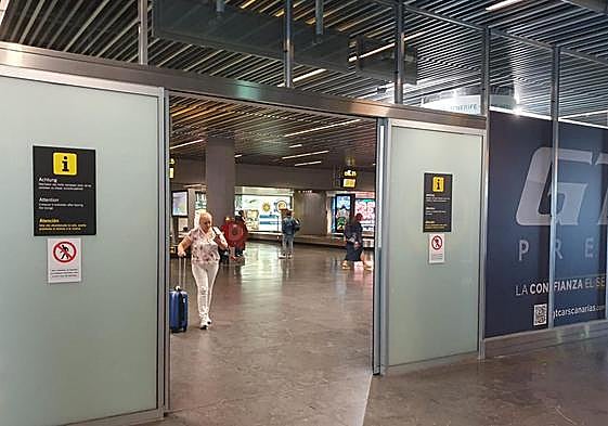 Imagen de los pasajeros del primer vuelo que aterrizó en el aeropuerto tras el incidente.