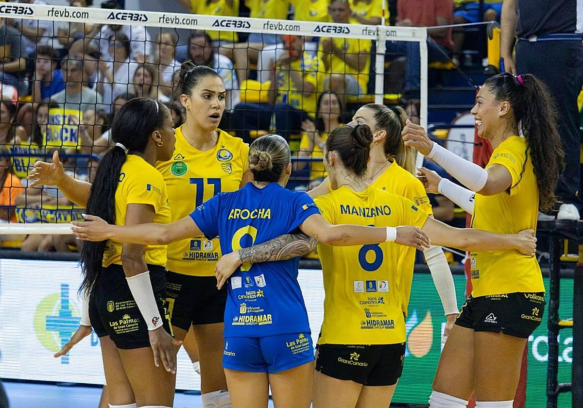 Alegría de los jugadoras del Olímpico tras uno de los puntos en el partido de este domingo.