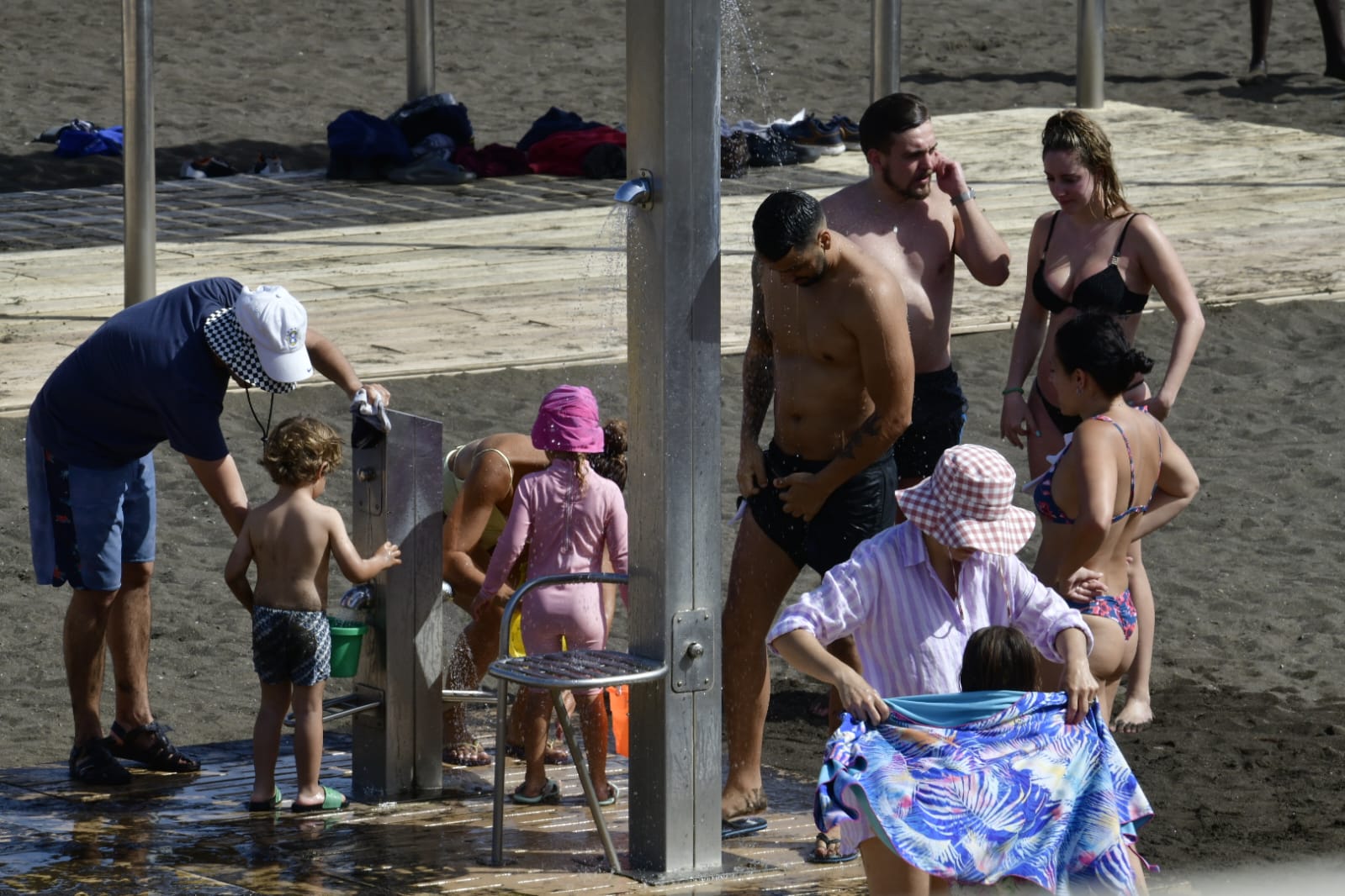 La playa como remedio para el calor y la calima