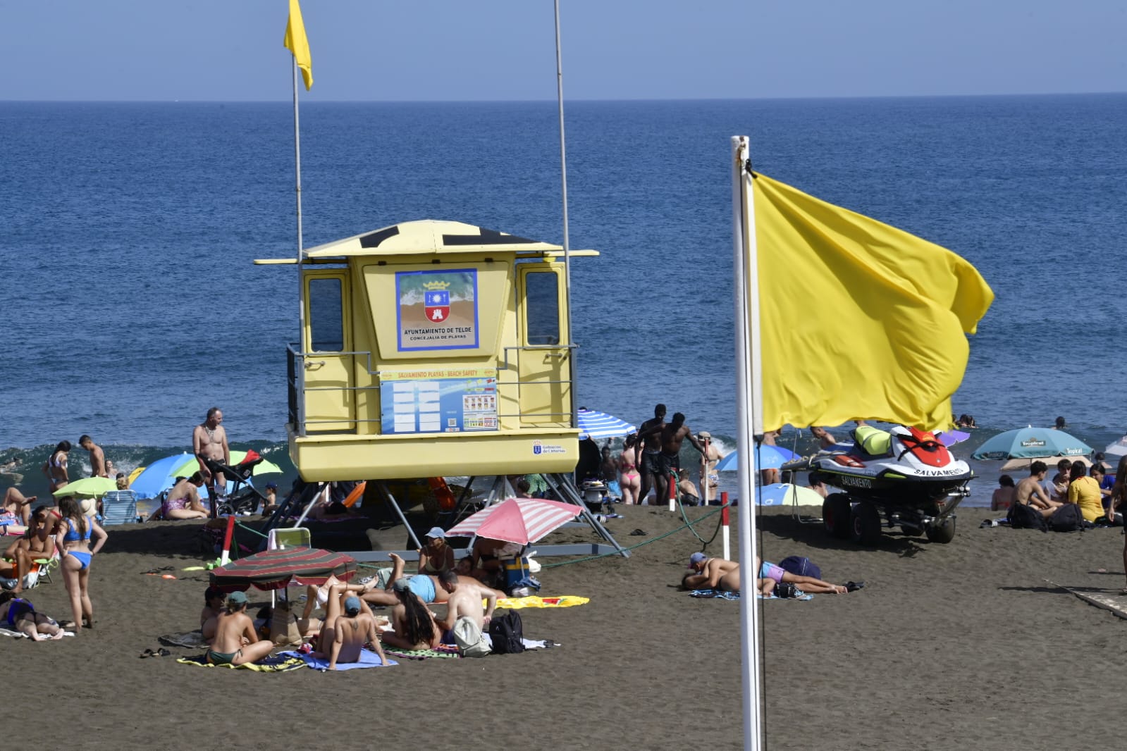 La playa como remedio para el calor y la calima