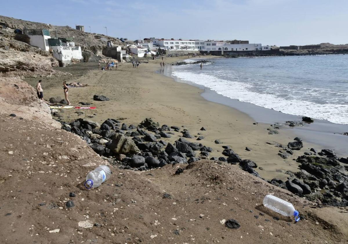 Imagen principal - La cueva de la vergüenza, en la playa del Cabrón
