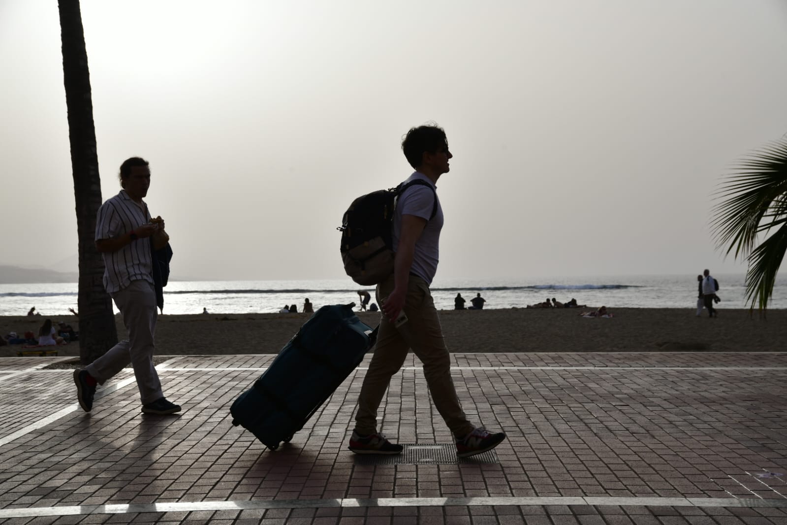 La playa como remedio para el calor y la calima