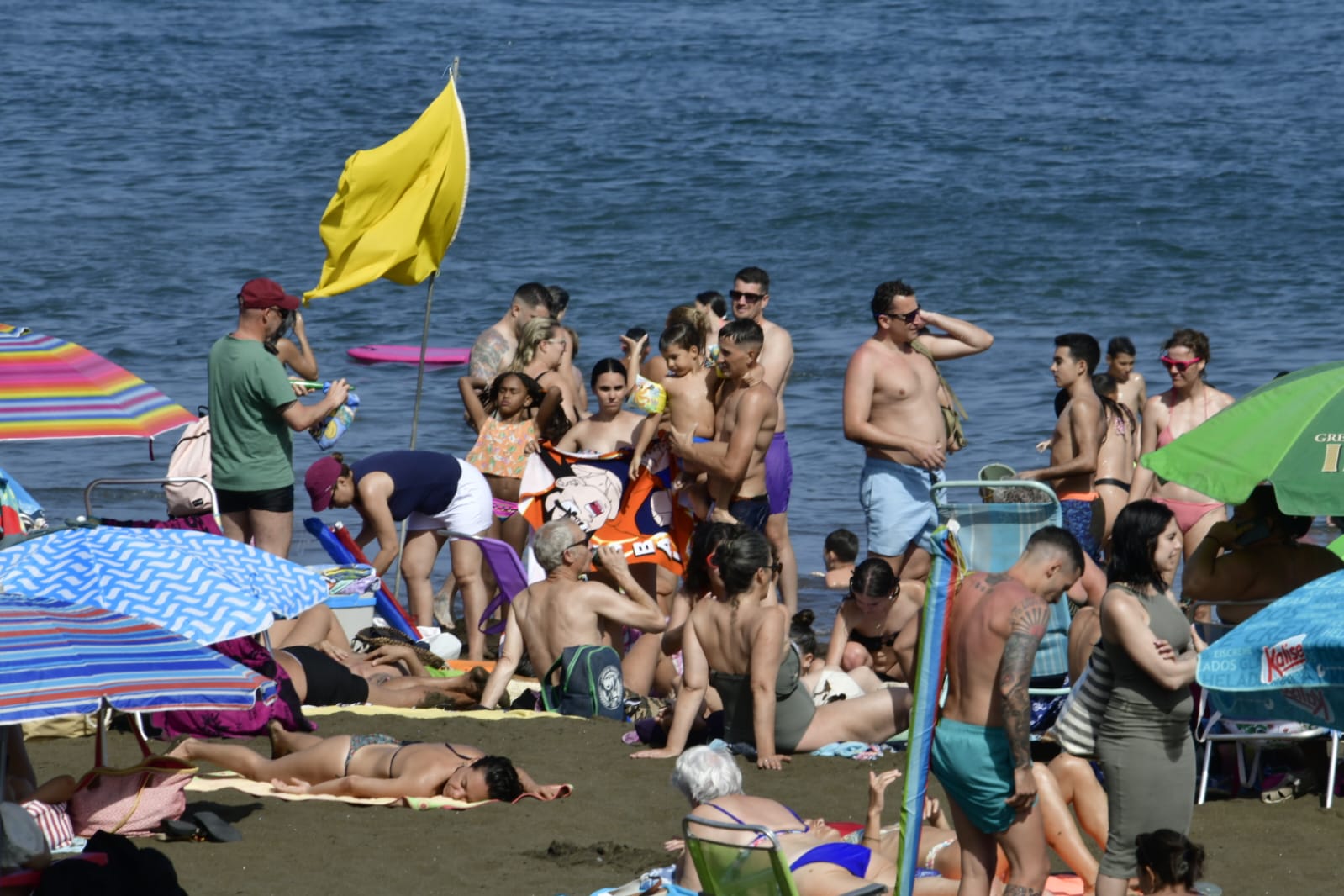 La playa como remedio para el calor y la calima