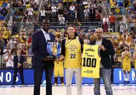 El presidente del CB Gran Canaria, Sitapha Savané -izquierda- y el consejero de Deportes del Cabildo insular, Aridany Romero -derecha-, entregaron un cuadro y una camiseta a Carroll.