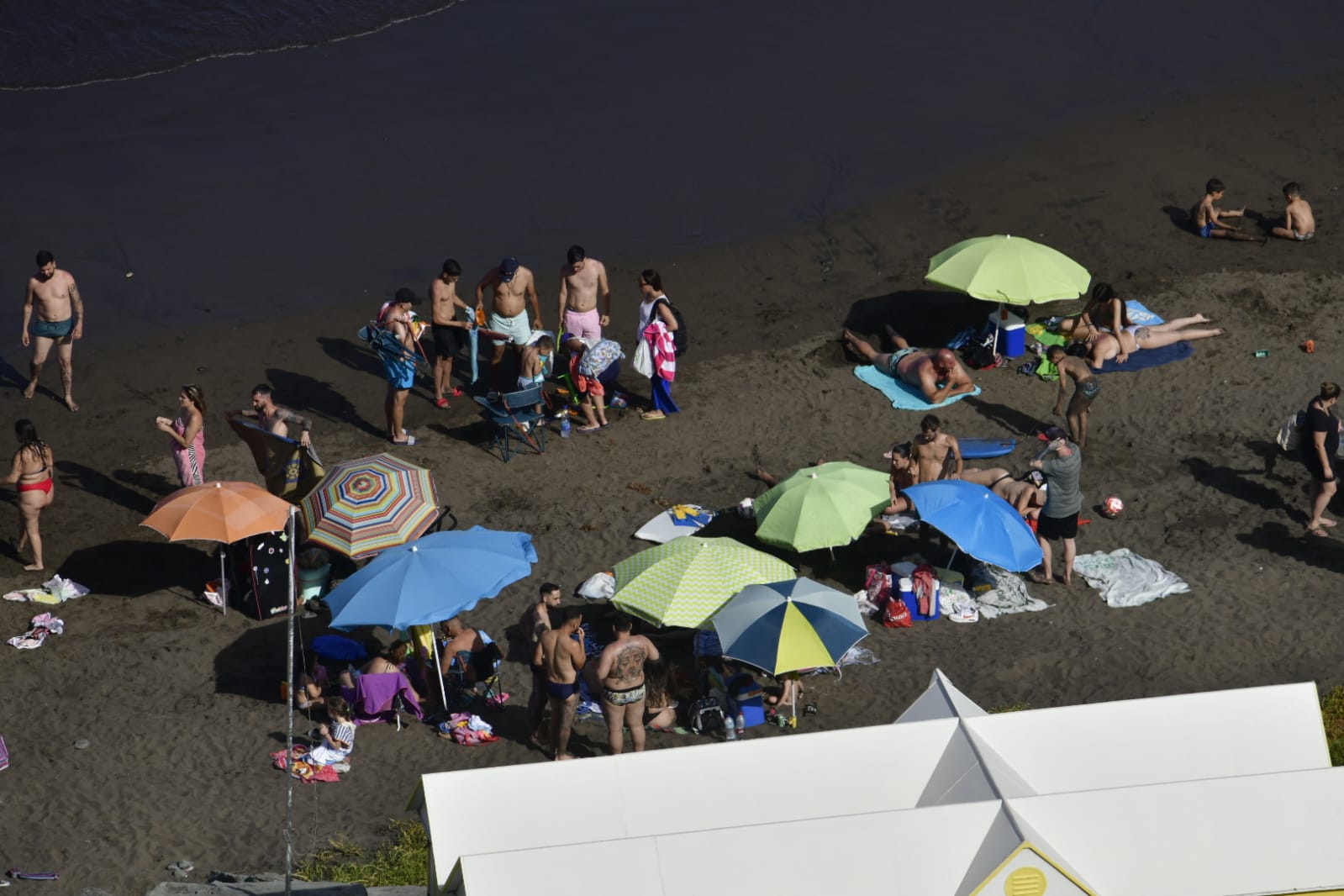 La playa como remedio para el calor y la calima