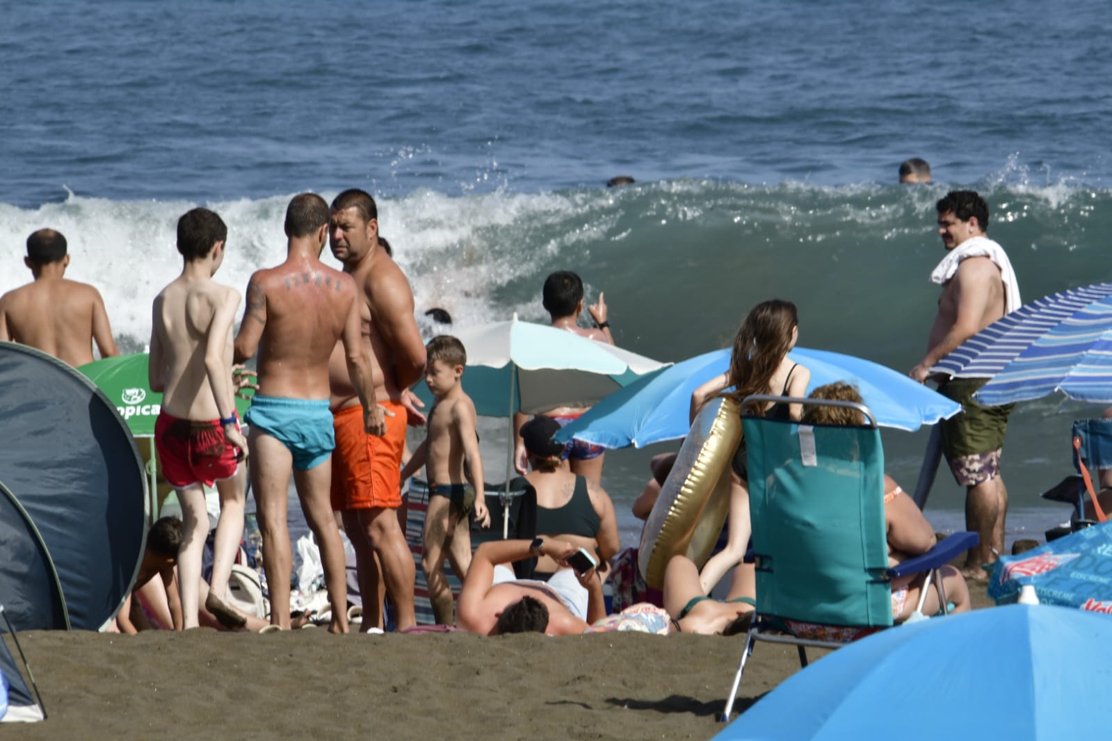 La playa como remedio para el calor y la calima