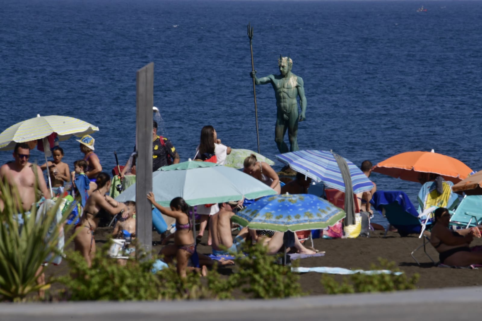 La playa como remedio para el calor y la calima
