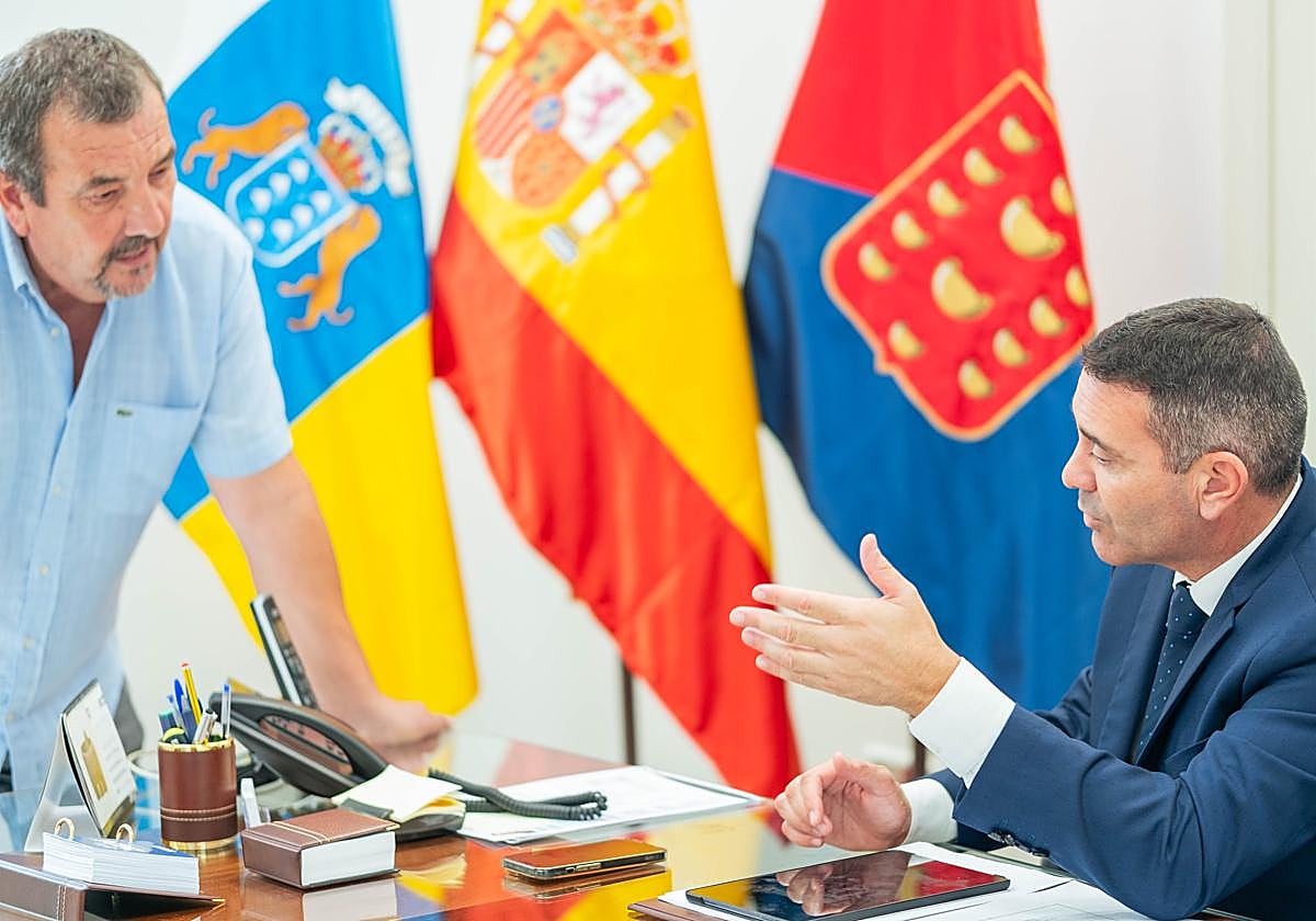 Miguel Ángel Jiménez, con Oswaldo Betancort, en presidencia.