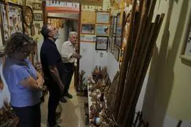 Fernandito mostró a los representantes municipales tres habitaciones de su taller donde se pueden ver centenares de piezas.