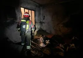 La actuación de los bomberos en el interior de la vivienda.