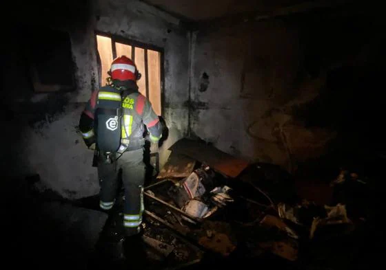 La actuación de los bomberos en el interior de la vivienda.