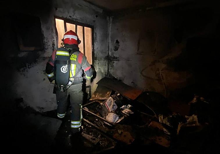La actuación de los bomberos en el interior de la vivienda.
