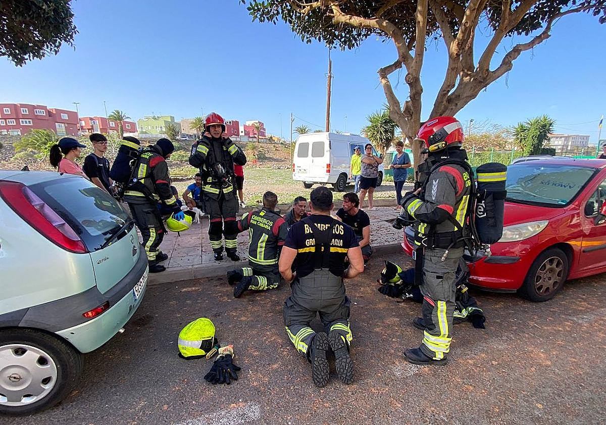 Imagen principal - Susto en Vecindario: dos personas, entre ellas un menor, afectadas por el incendio de una vivienda