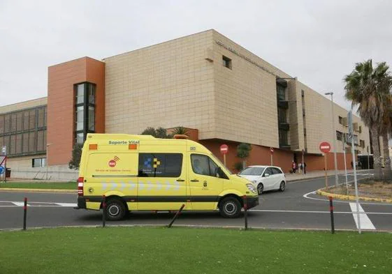 Ambulancia llegando al Hospital General de Fuerteventura.